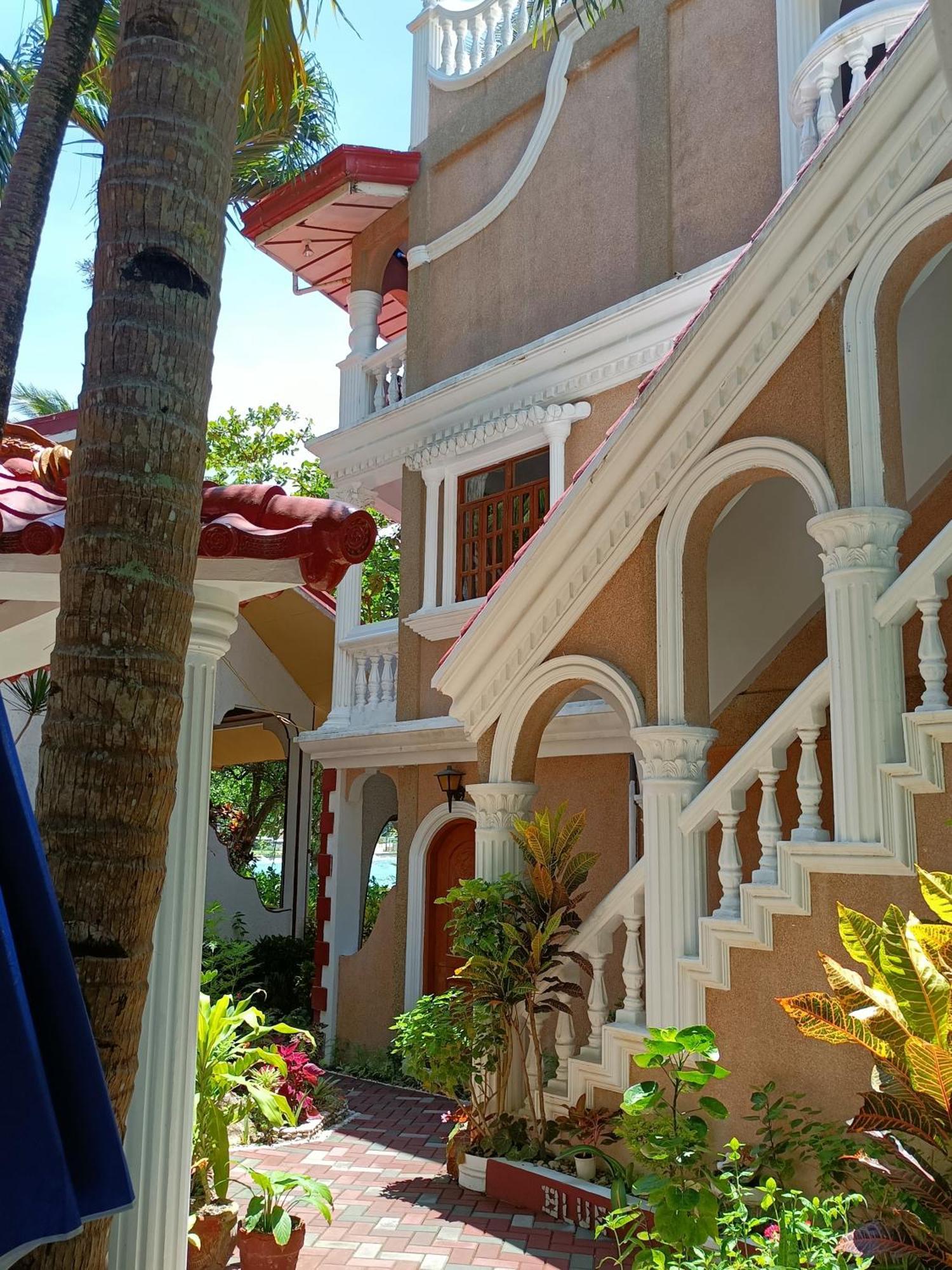 Blue Crystal Beach Resort Puerto Galera Exterior photo