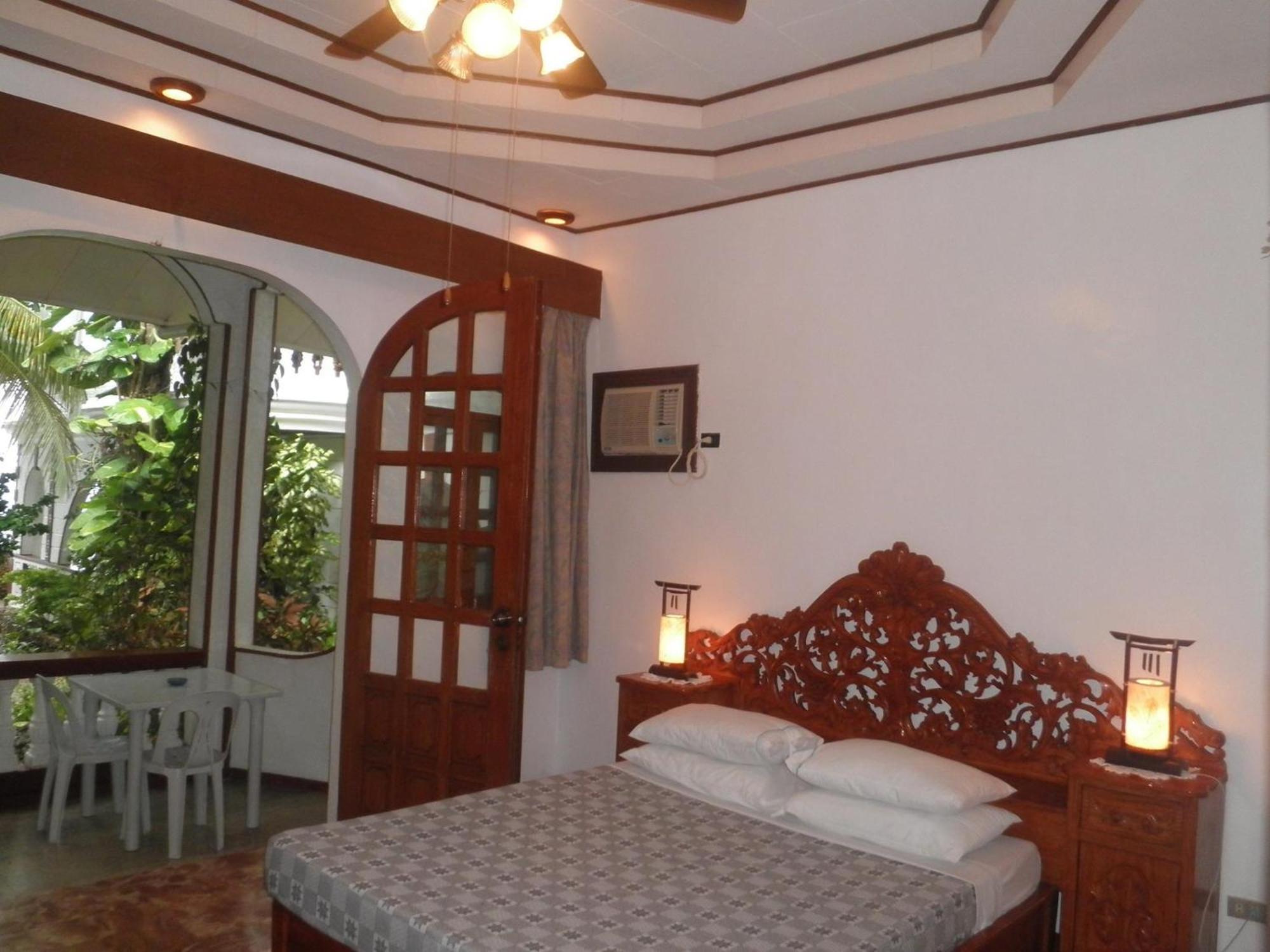 Blue Crystal Beach Resort Puerto Galera Exterior photo
